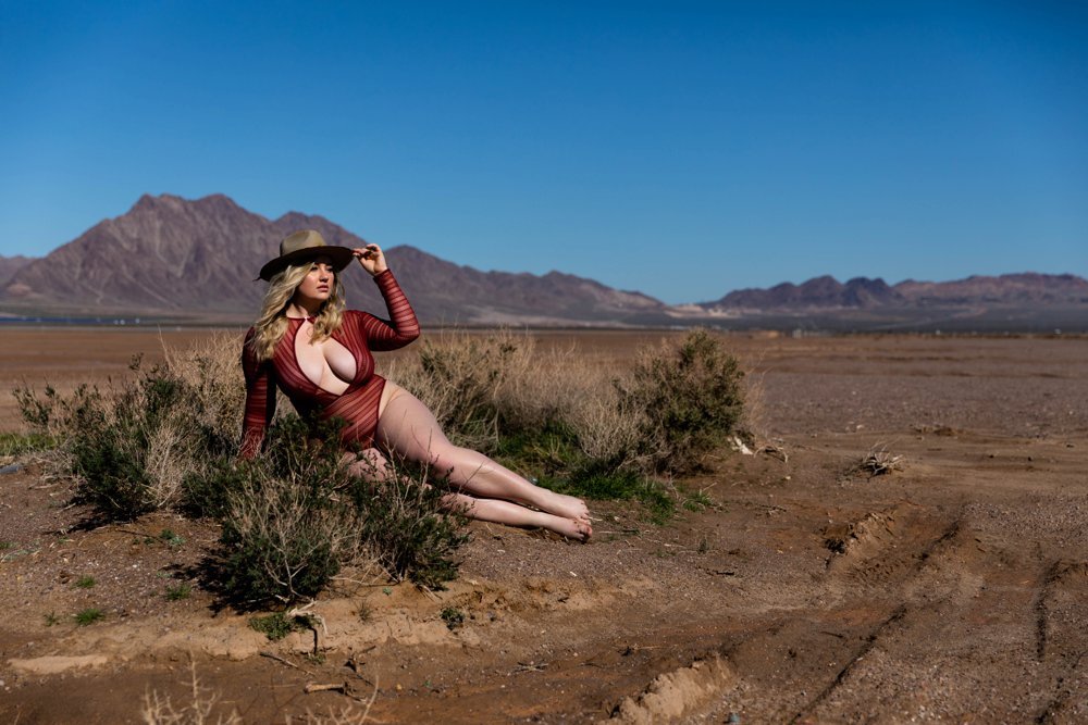 outdoor boudoir session in the desert, las vegas